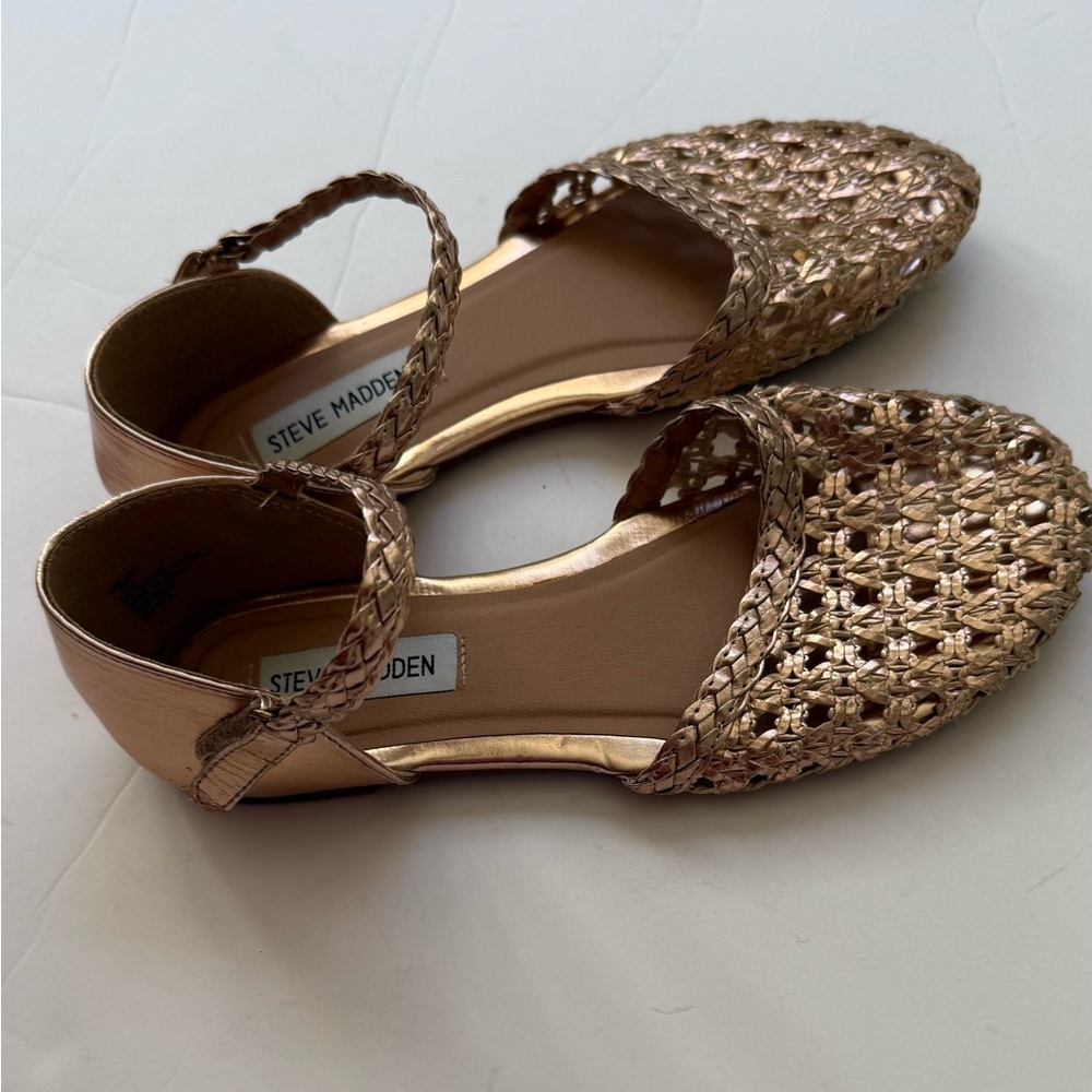Steve Madden Girl’s Gold Woven Flats Sandals size 4